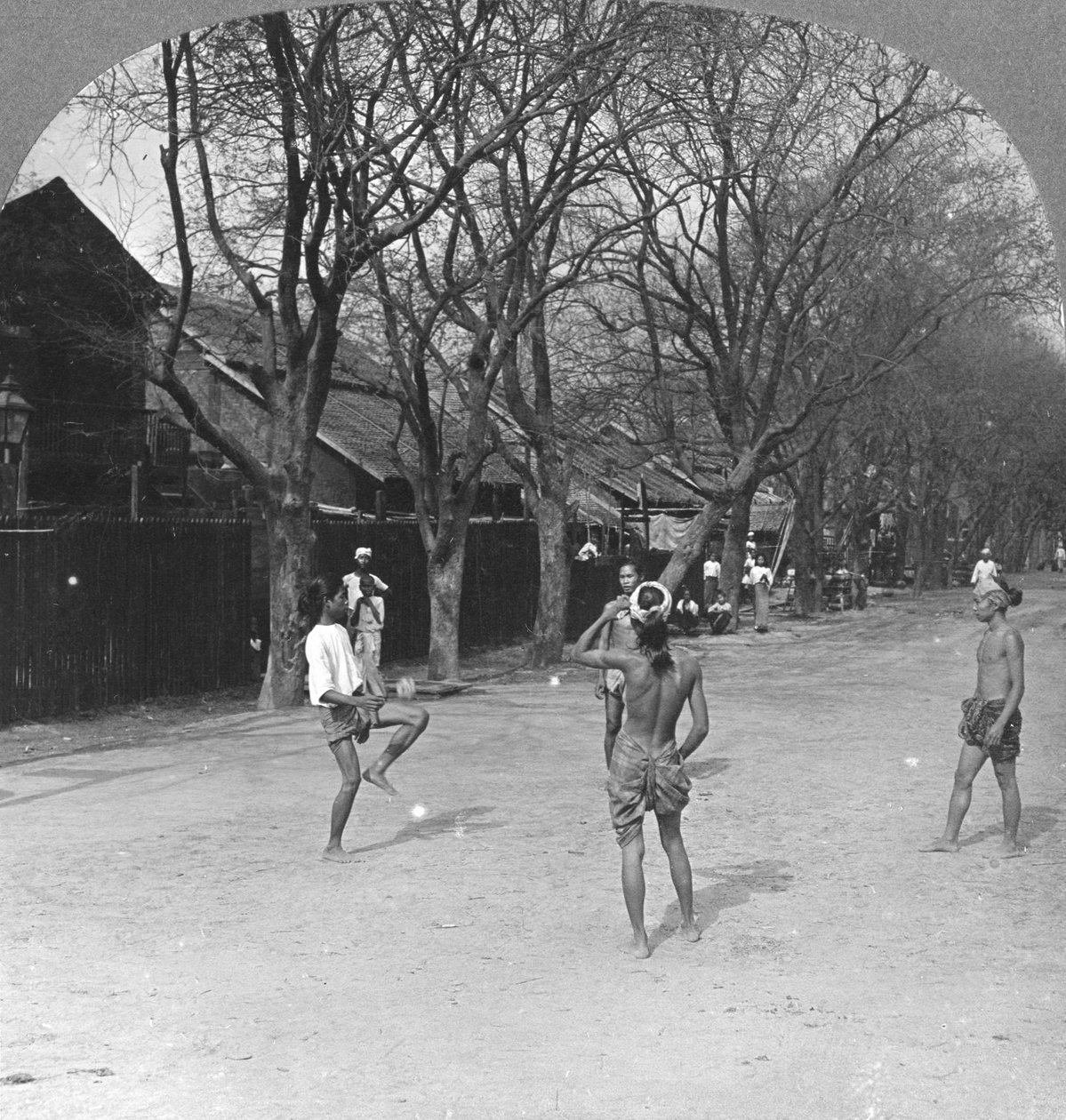 1908 में बर्मा में एक देशी बॉल गेम द्वारा स्टीरियो यात्रा सह