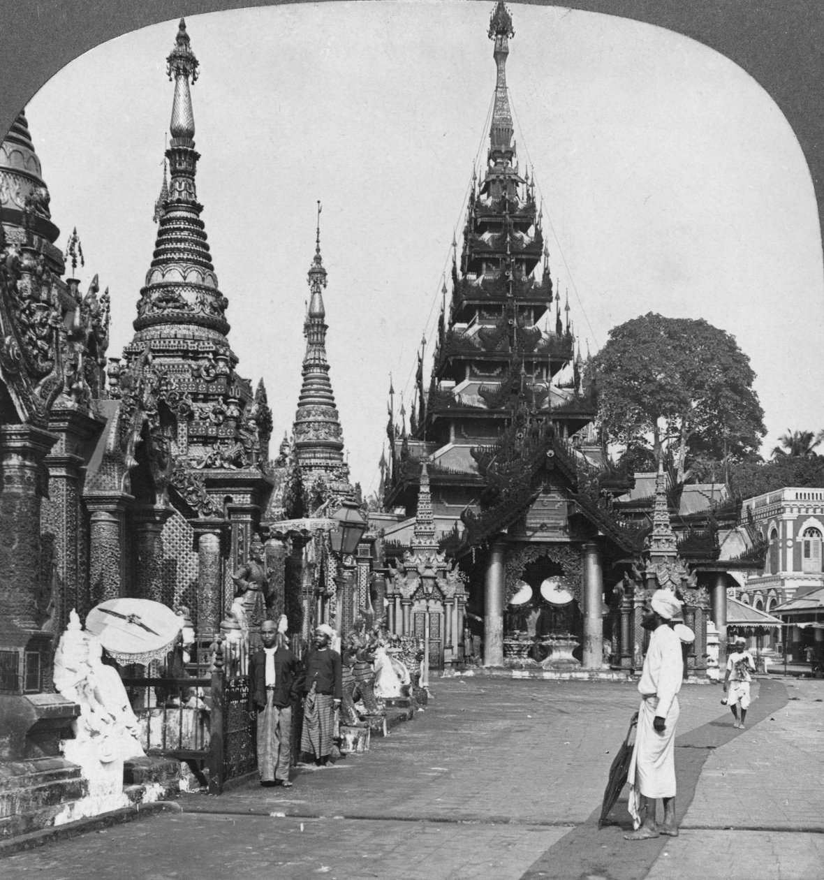 दक्षिणी चढ़ाई के मंच के साथ, श्वेदागोन पगोडा, रंगून, बर्मा, 1908 द्वारा स्टीरियो यात्रा सह