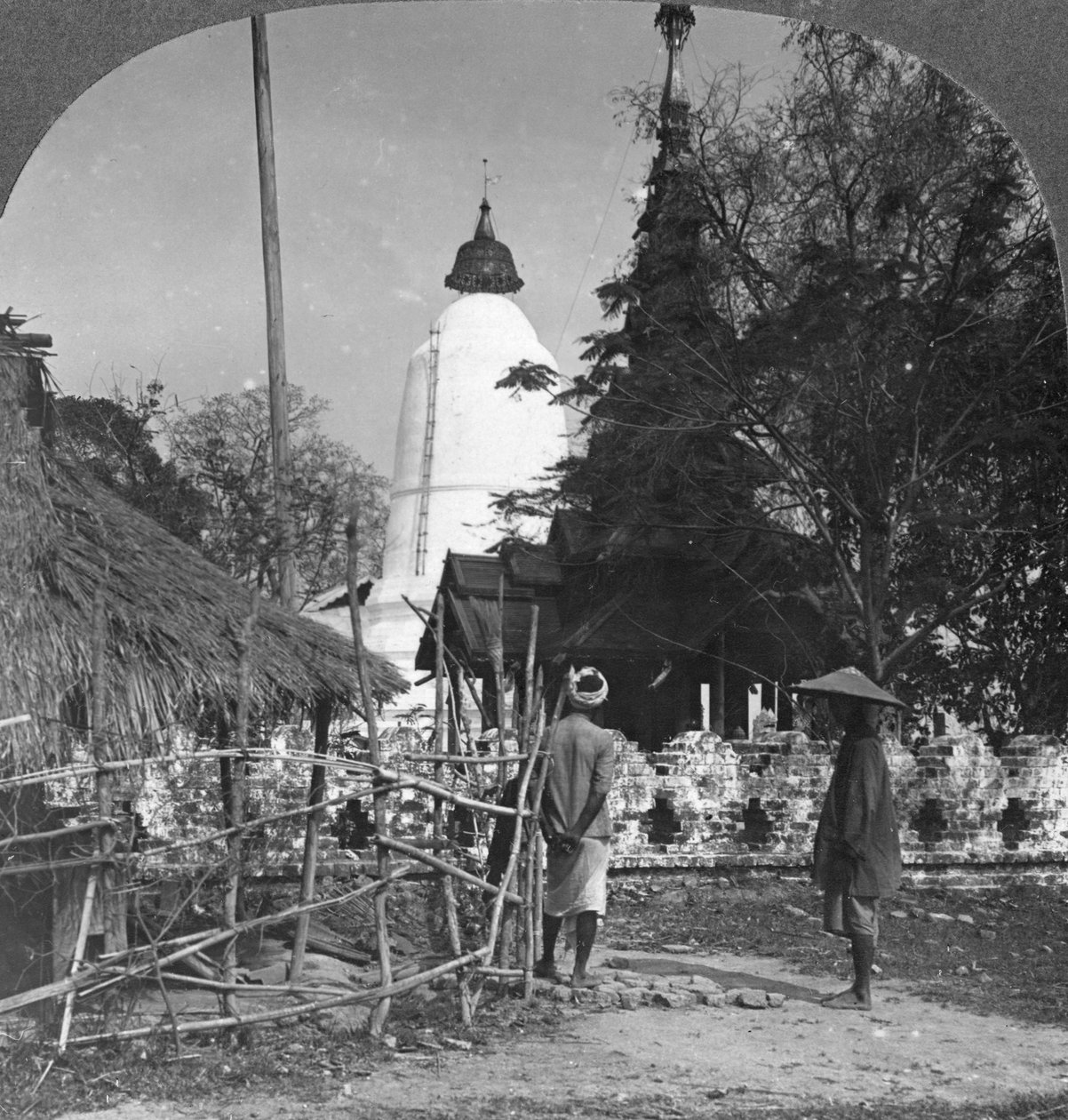 एक छत्र के आकार का शिवालय, भामो, बर्मा, 1908 द्वारा स्टीरियो यात्रा सह