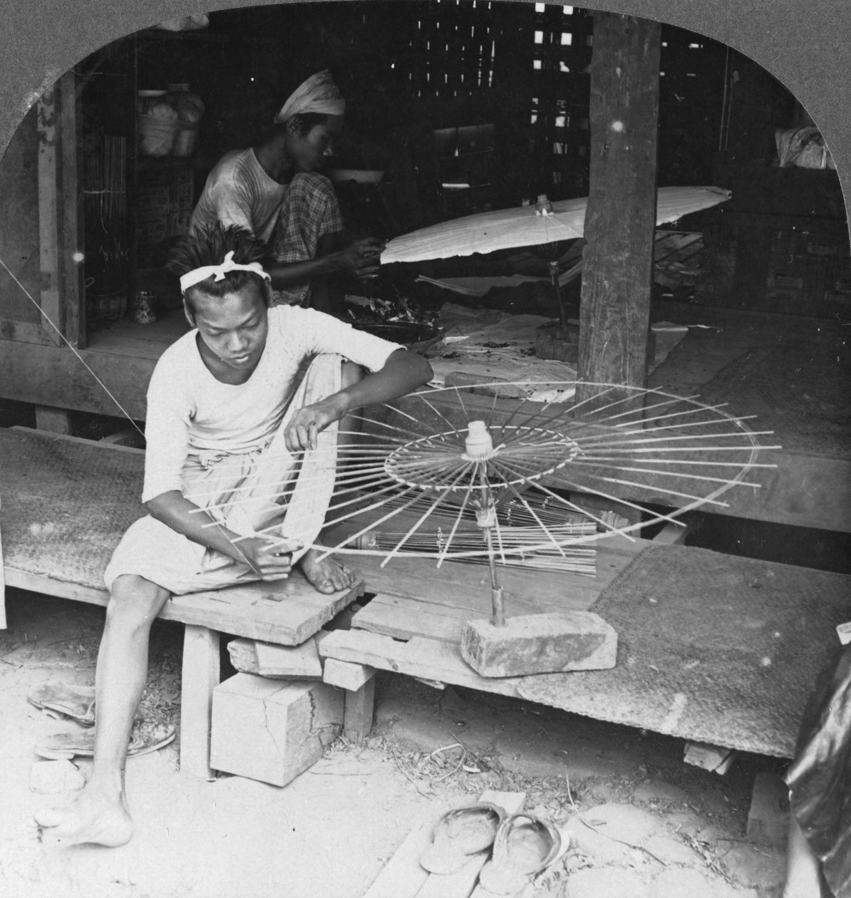 देशी छतरी बनाने वाले लड़के, बर्मा, 1908 द्वारा स्टीरियो यात्रा सह