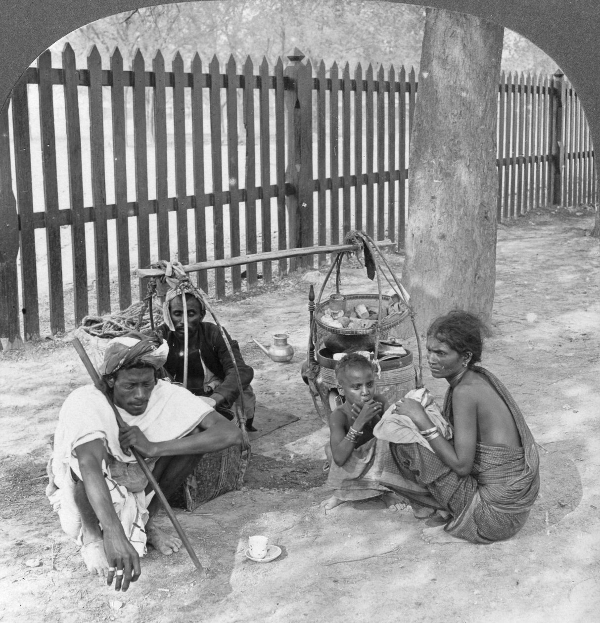 मंडालय, बर्मा, 1908 के पास सड़क किनारे नाश्ता। द्वारा स्टीरियो यात्रा सह