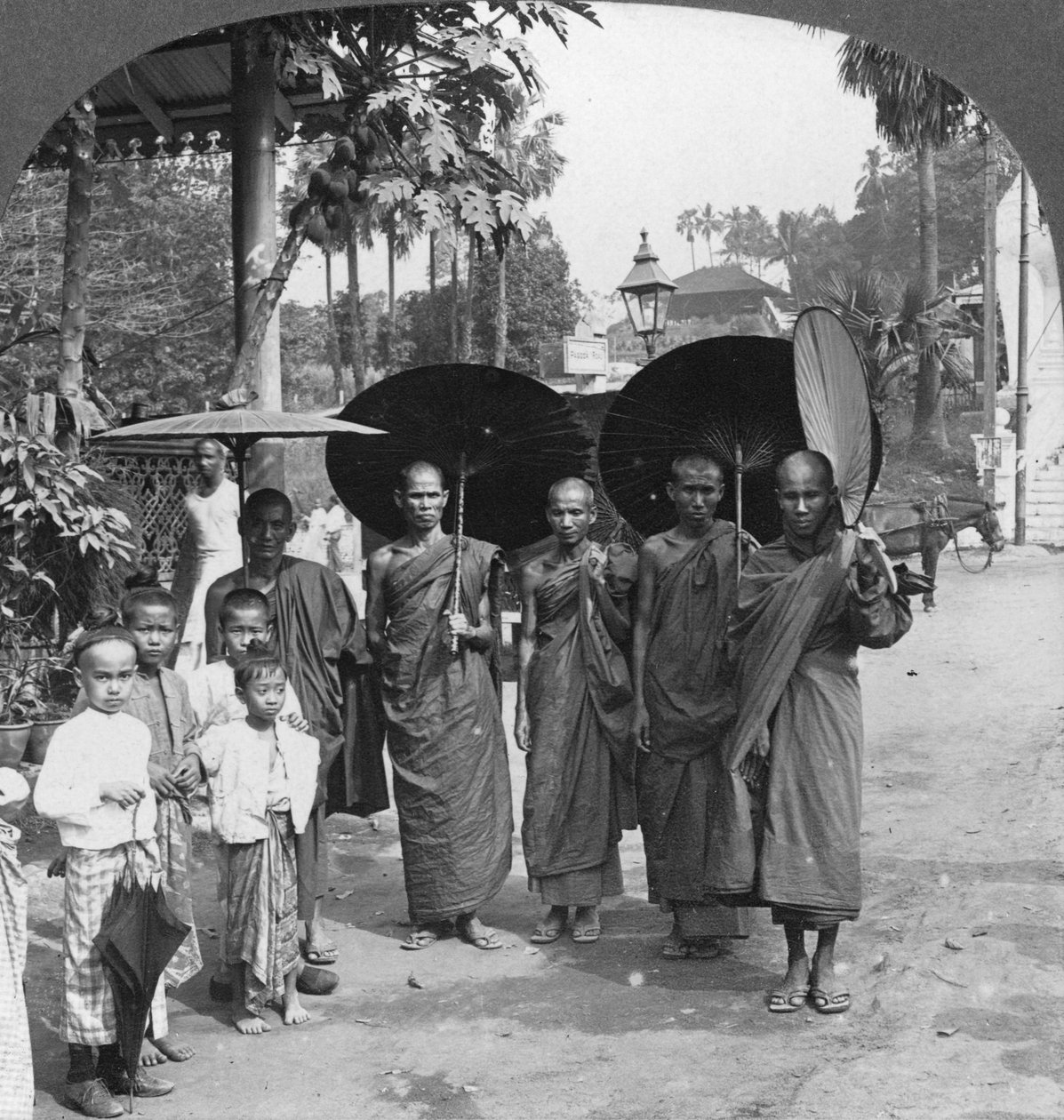 सनशेड और प्रशंसकों के साथ बौद्ध भिक्षु, रंगून, बर्मा, 1908 द्वारा स्टीरियो यात्रा सह