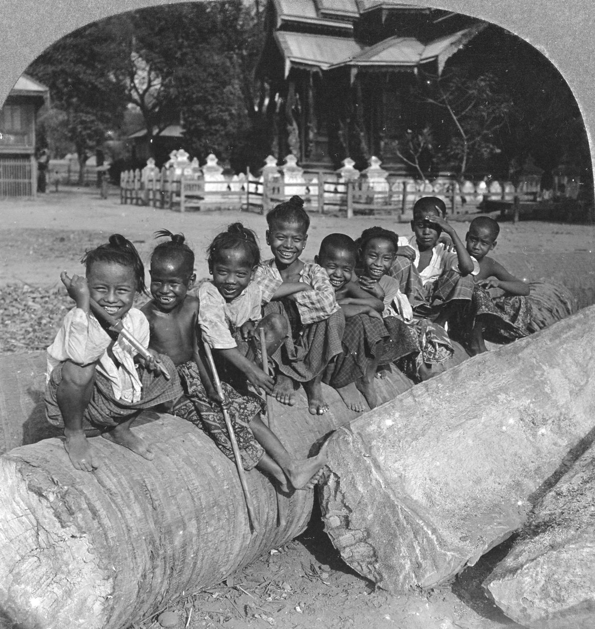 बर्मी बच्चे, हथेली पर बैठे हुए, बर्मा, 1908 द्वारा स्टीरियो यात्रा सह