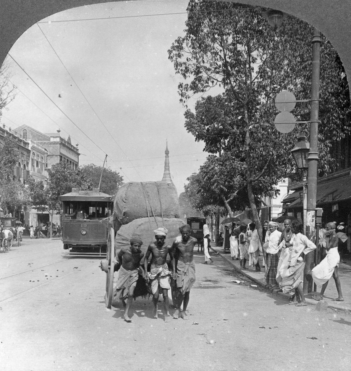 डलहौजी स्ट्रीट, शहर का सबसे व्यस्त, रंगून, बर्मा, 1908 द्वारा स्टीरियो यात्रा सह