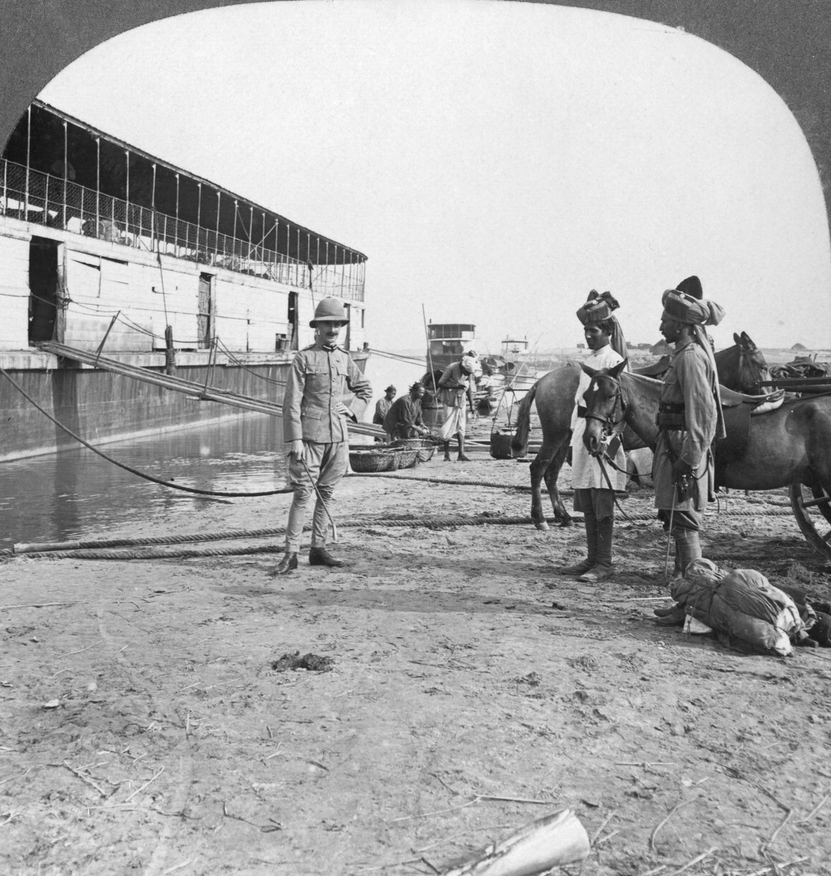 अंग्रेज अधिकारी और देशी सैनिक, भामो, बर्मा, 1908 द्वारा स्टीरियो यात्रा सह