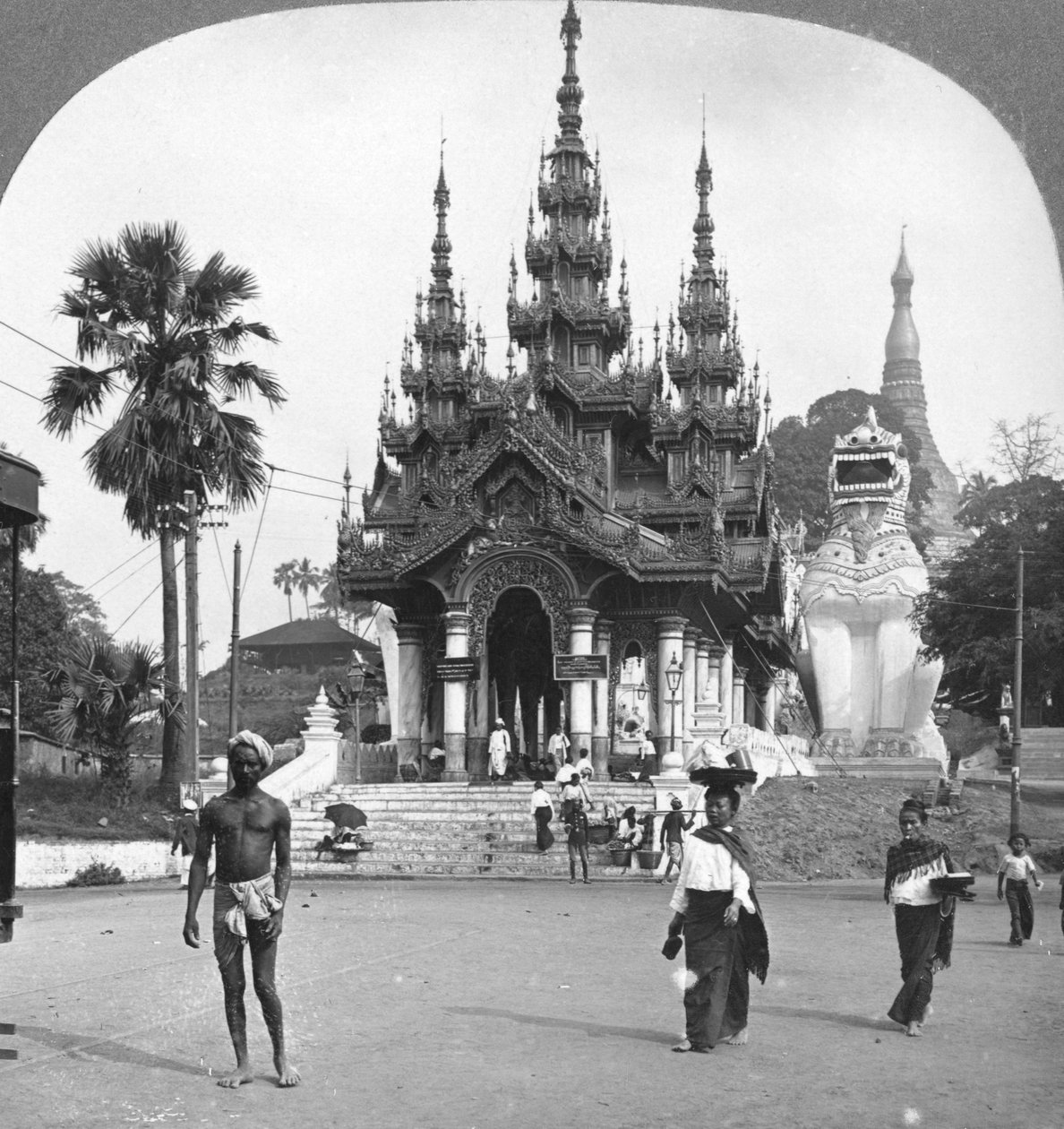 मुख्य प्रवेश द्वार, श्वेदागोन पगोडा, रंगून, बर्मा, 1908 द्वारा स्टीरियो यात्रा सह