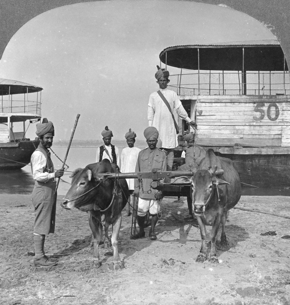 भारतीय सैनिकों के अनुरक्षण के साथ सैन्य परिवहन गाड़ी, बर्मा, 1898। द्वारा स्टीरियो यात्रा सह