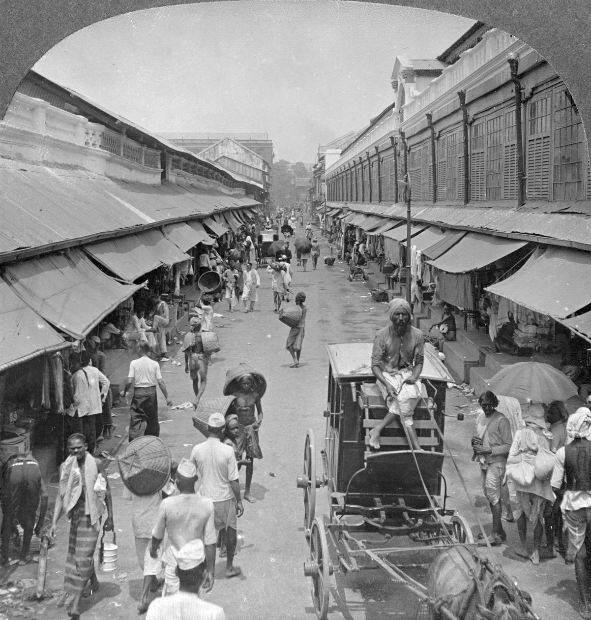 मुख्य देशी बाजार की सड़कों में से एक, रंगून, बर्मा, 1908 द्वारा स्टीरियो यात्रा सह