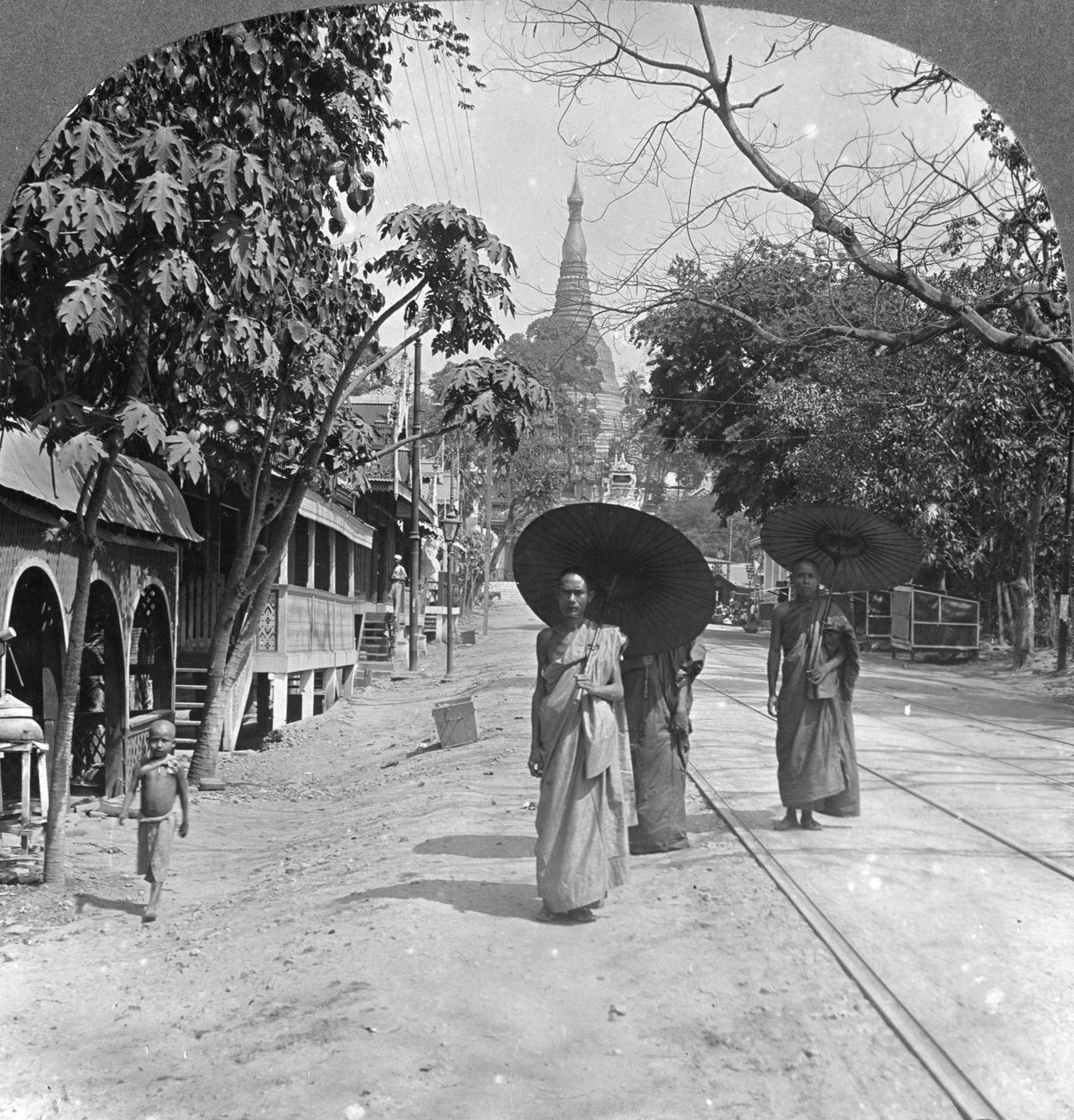 पगोडा रोड से श्वेदागोन पगोडा, रंगून, बर्मा, 1908 द्वारा स्टीरियो यात्रा सह