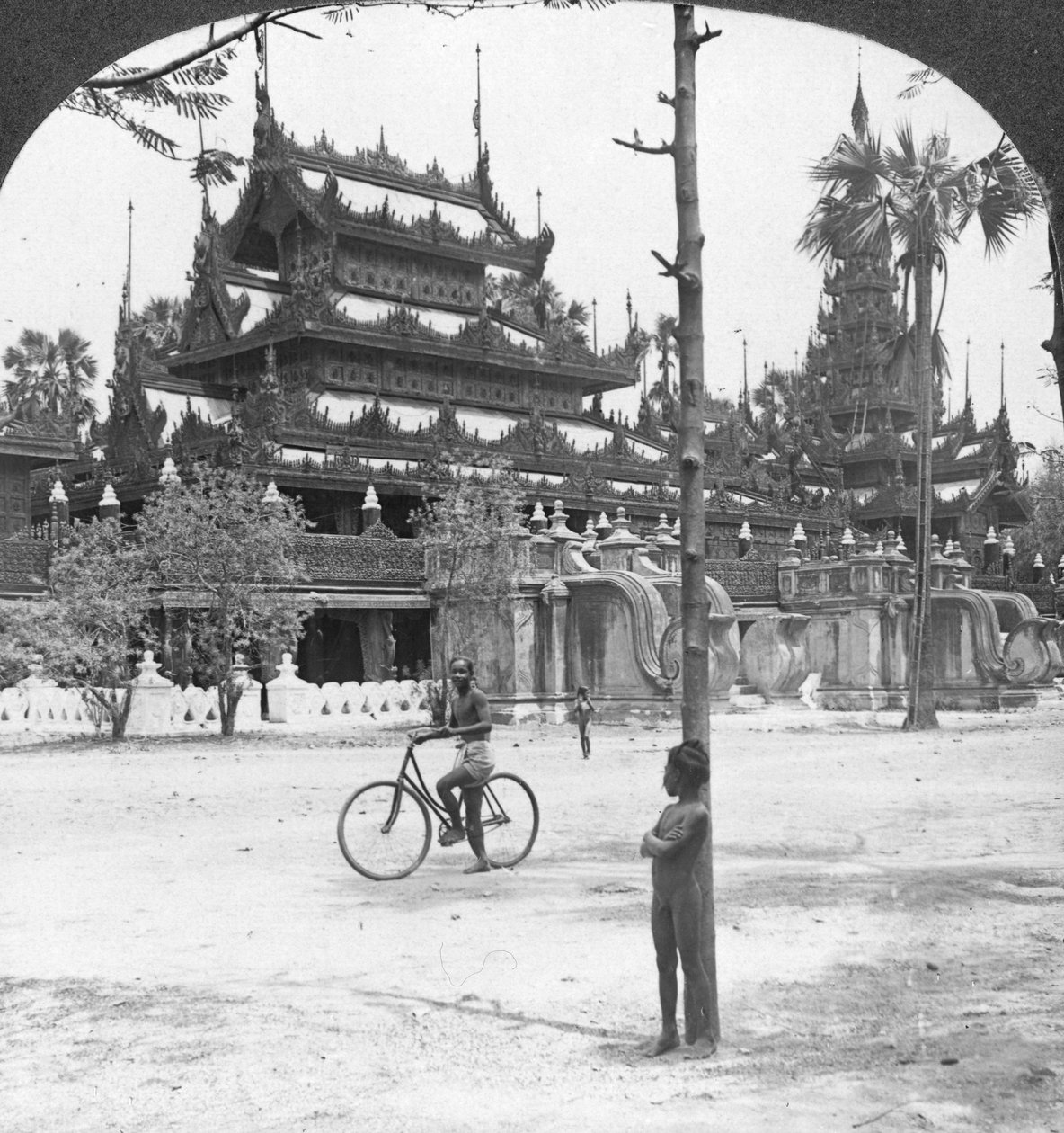 क्वींस गोल्डन मठ, मंडालय, बर्मा, 1908। द्वारा स्टीरियो यात्रा सह