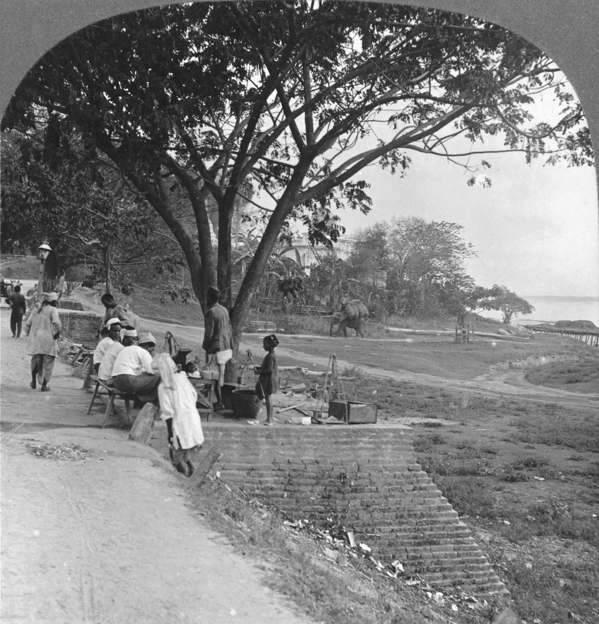 रिवर फ्रंट और बैंक, भामो, बर्मा, 1908 द्वारा स्टीरियो यात्रा सह