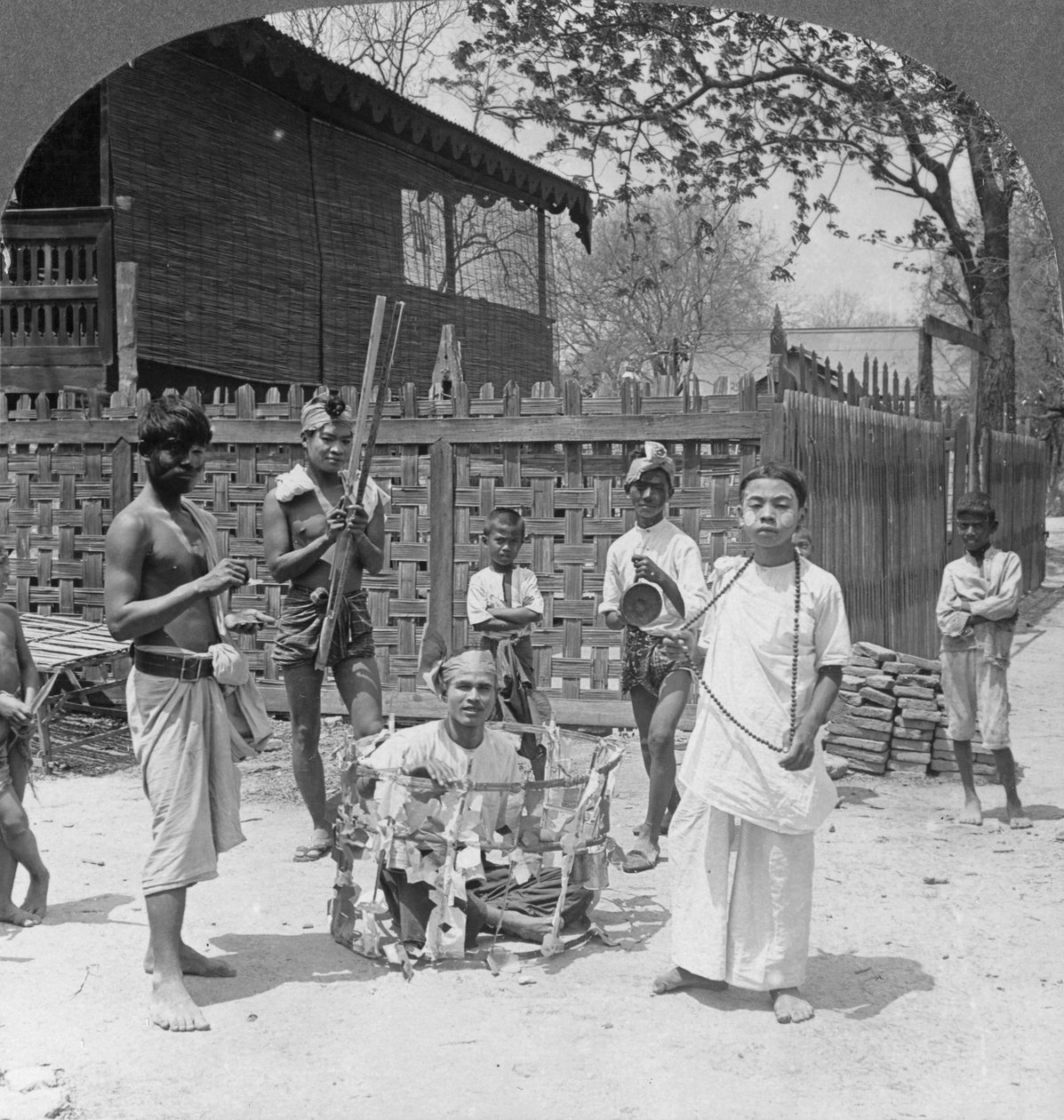एक त्योहार के दौरान दृश्य, बर्मा, 1908 द्वारा स्टीरियो यात्रा सह