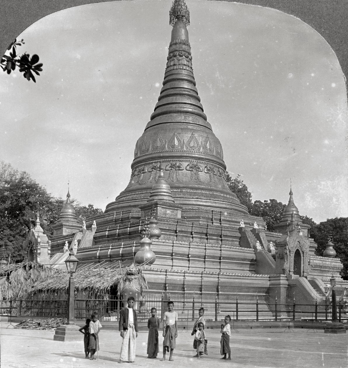 द आइंडो याक पगोडा, मंडालय, बर्मा, 1908। द्वारा स्टीरियो यात्रा सह