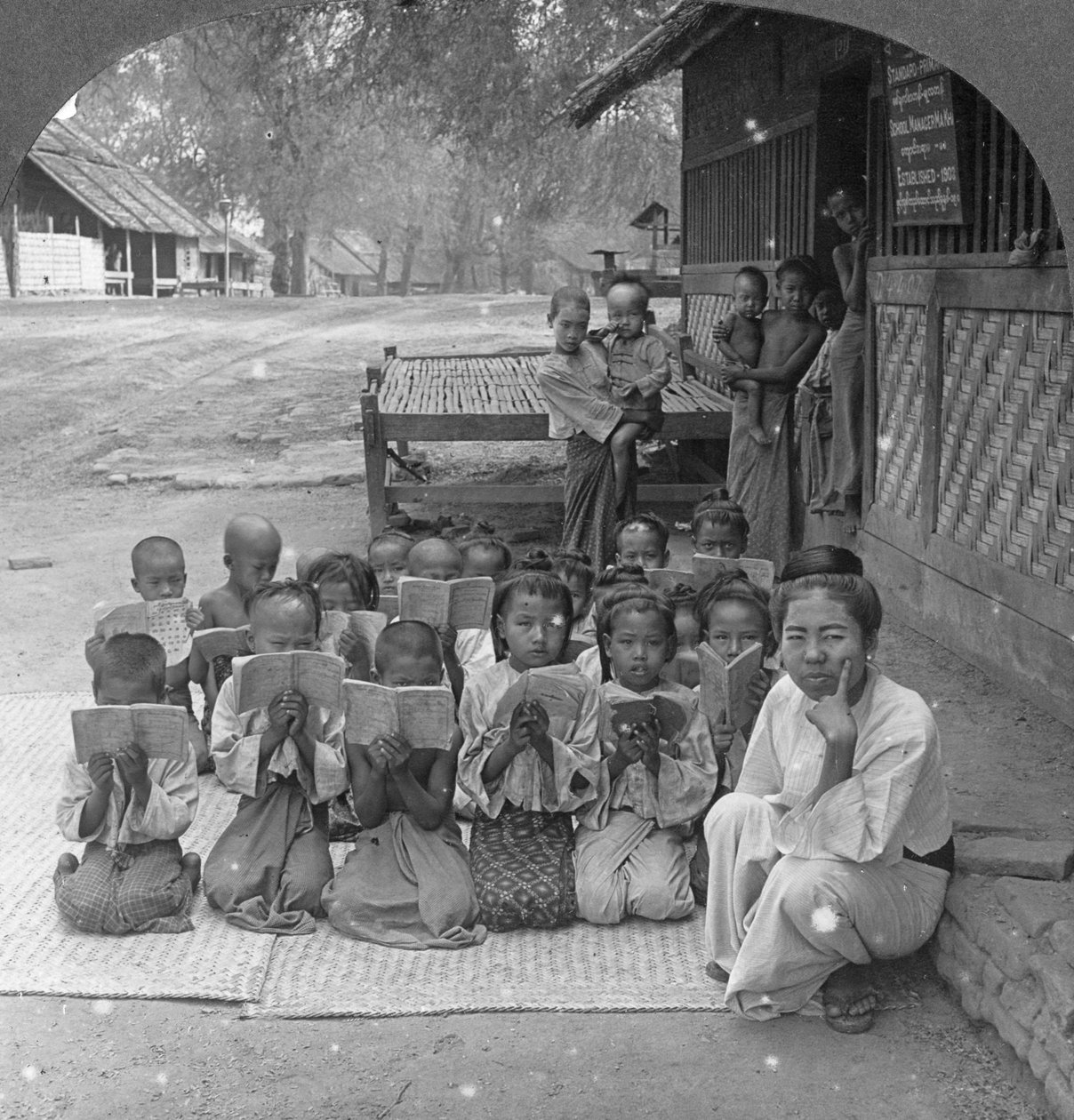 ग्राम विद्यालय और शिक्षक, अमरपुरा, बर्मा, 1908 द्वारा स्टीरियो यात्रा सह