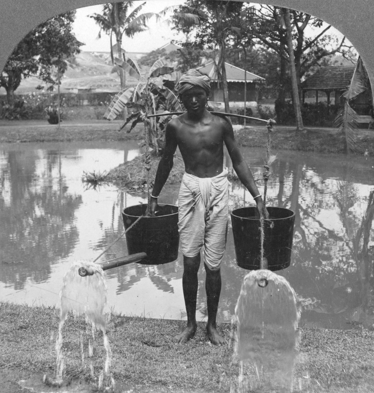 सड़क छिड़कने के लिए उपयोग किए जाने वाले पानी के डिब्बे, बर्मा, 1908 द्वारा स्टीरियो यात्रा सह