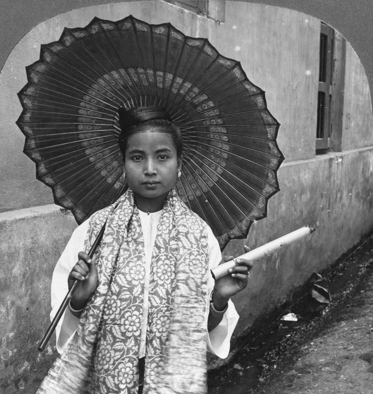 एक विशाल सिगार, रंगून, बर्मा, 1908 में युवा बर्मी महिला द्वारा स्टीरियो यात्रा सह