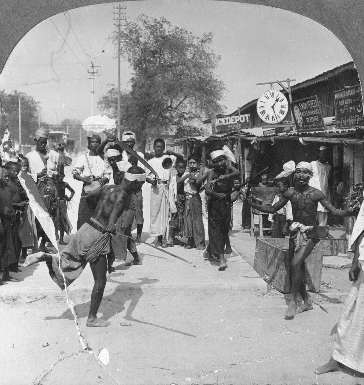 1908 के बर्मा में तलवार नृत्य करते युवा द्वारा स्टीरियो यात्रा सह