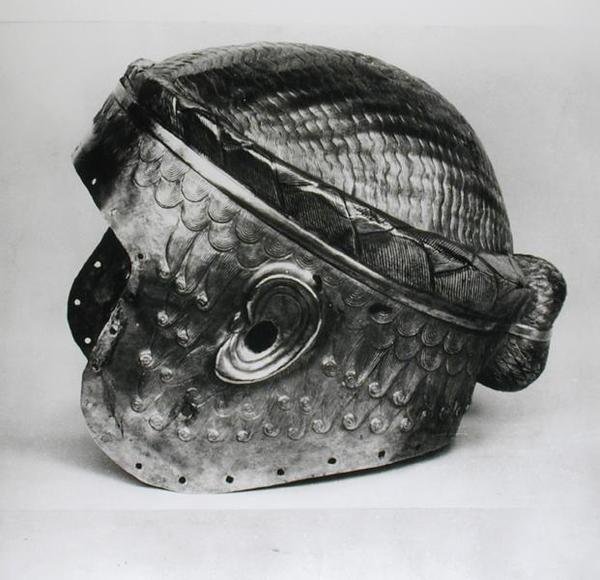 किंग मेस-कलाम-डग का विद्युतीय हेलमेट, c.2500-2400 ईसा पूर्व (पीटा गया सोना) (4101 भी देखें) द्वारा सुमेरियन