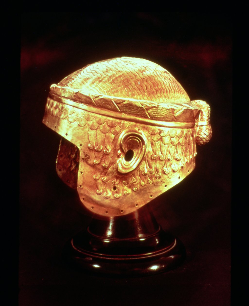 किंग मेस-कलाम-डग का इलेक्ट्रम हेलमेट, c.2500-2400 ईसा पूर्व (पीटा सोना) (161987 भी देखें) द्वारा सुमेरियन