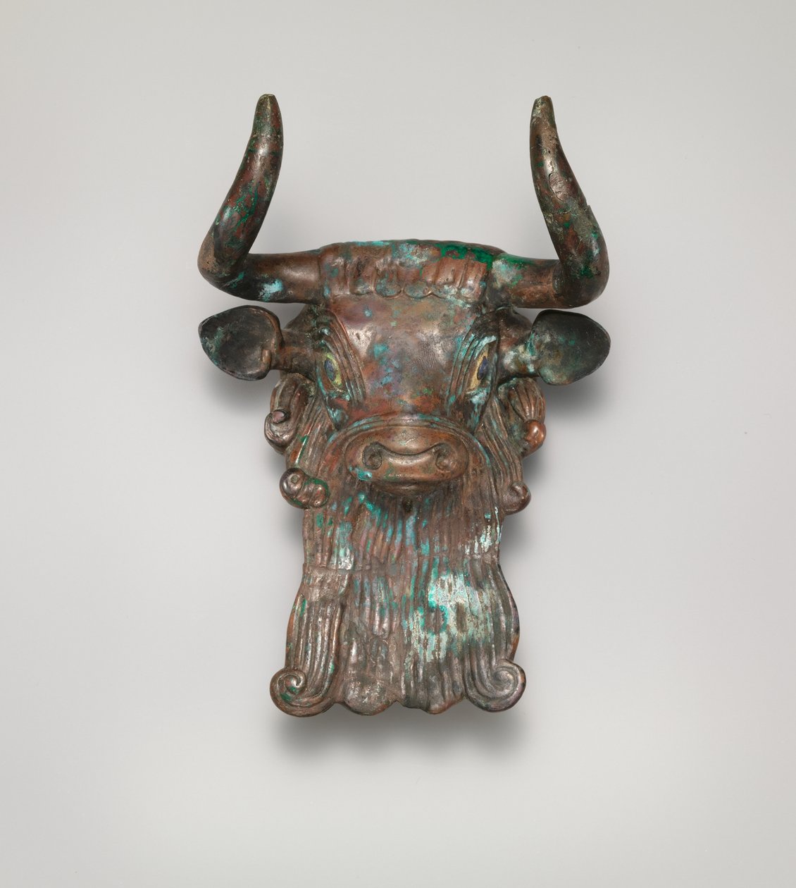 एक गीत के लिए बुल का सिर आभूषण, c.2600–2350 ईसा पूर्व (कांस्य, शैल और लापीस लज़ुली के साथ जड़ा हुआ) द्वारा सुमेरियन सुमेरियन