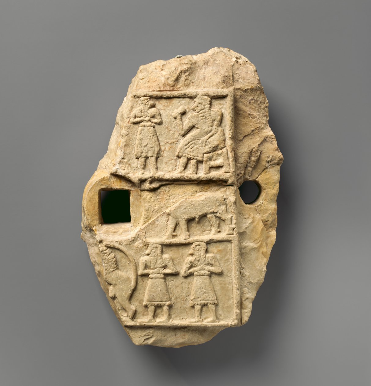 एक भोज दृश्य के साथ राहत पट्टिका, c.2600–2500 ईसा पूर्व (जिप्सम अलबास्टर) द्वारा सुमेरियन सुमेरियन