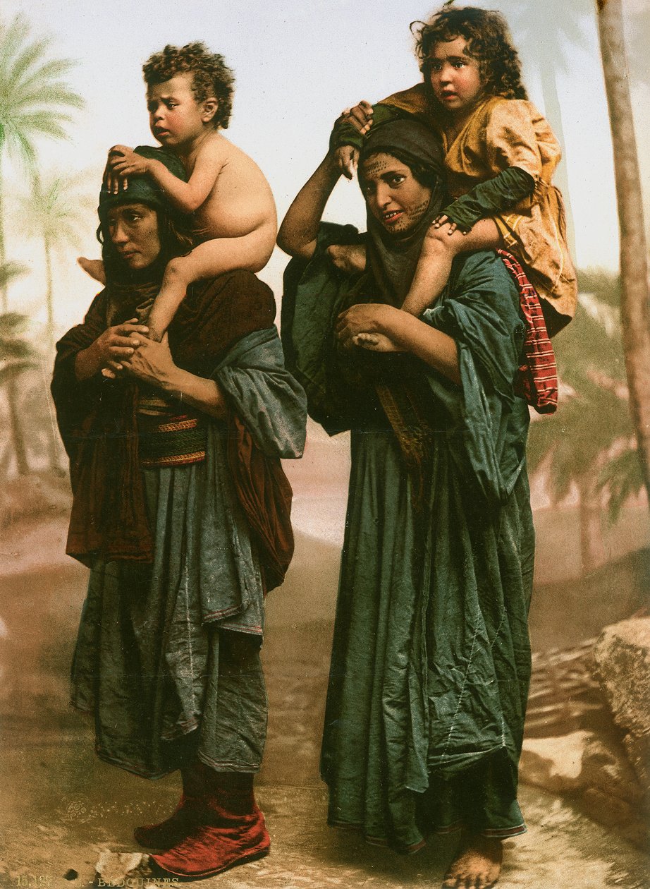 टैटू चेहरे के साथ फिलिस्तीन के उत्तर से बेडौइन महिलाएं और बच्चे, c.1880-1900 (फोटोक्रोम) द्वारा स्विस फोटोग्राफर