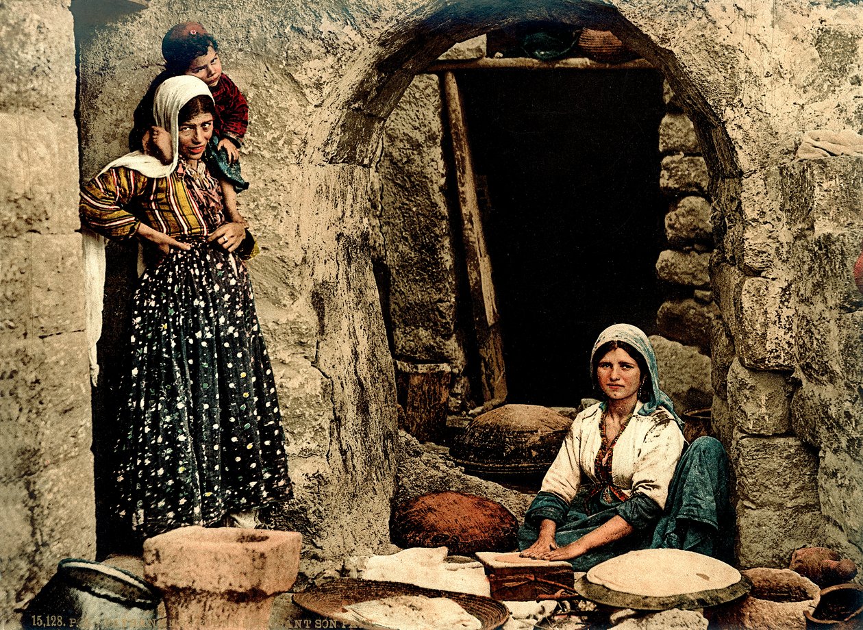 लेबनान की महिलाएं अपने घर के सामने रोटी बनाती हैं, c.1880-1900 (फोटोक्रोम) द्वारा स्विस फोटोग्राफर
