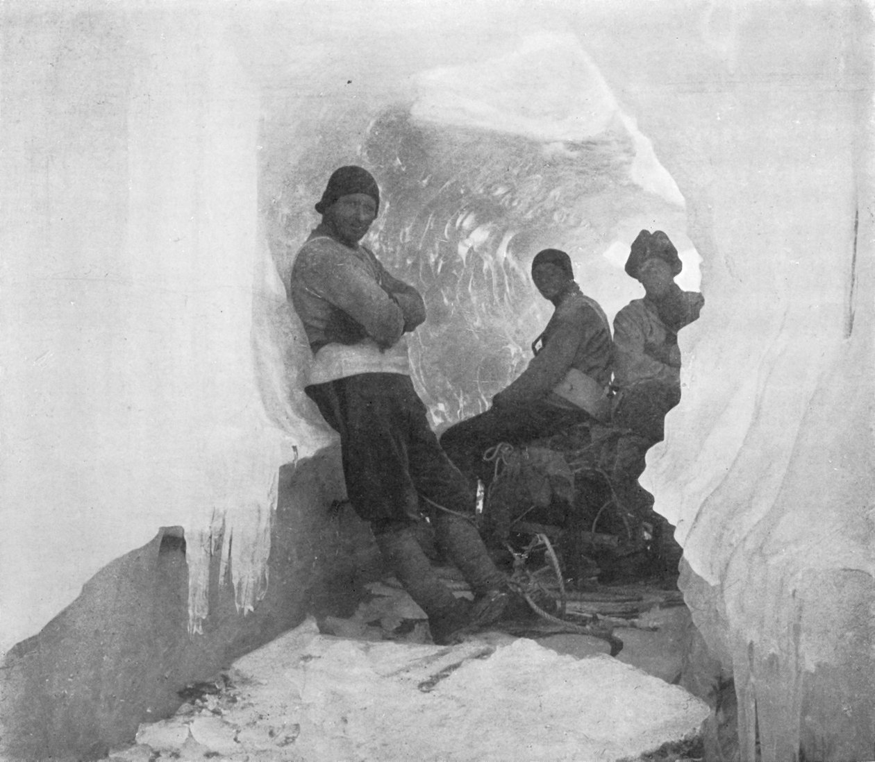 नेचुरल आइस-टनल में पहली पश्चिमी पार्टी, c1911, 1913 द्वारा टी। ग्रिफ़िथ टेलर