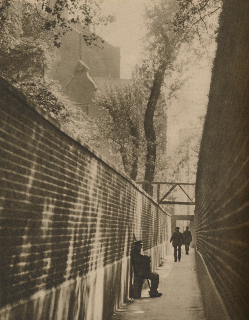लैंसडाउन पैसेज में, ए हाइवेमैन वन्स गॉलोपेड फॉर हिज लाइफ, c1935। द्वारा टेलर