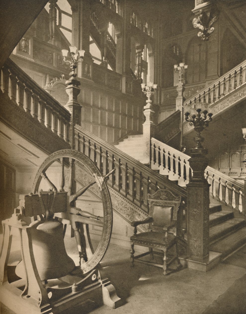 ग्रॉसर्स हॉल के शानदार सीढ़ी और महान फ्लेमिश बेल नाम मार्टिन, c1935। द्वारा टेलर