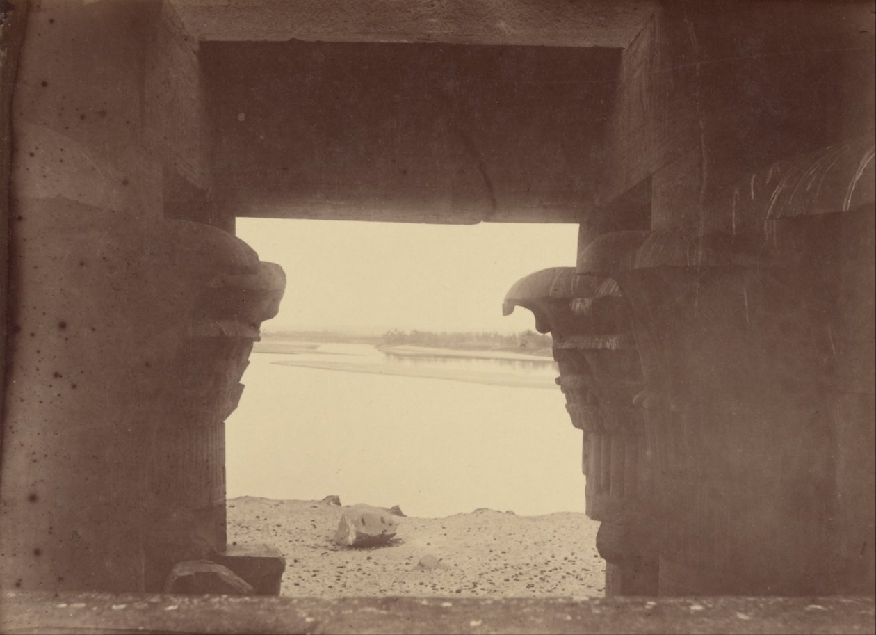 ओम्बोस के मंदिर के स्तंभों के माध्यम से नील नदी का दृश्य द्वारा थियोडुले देवरिया