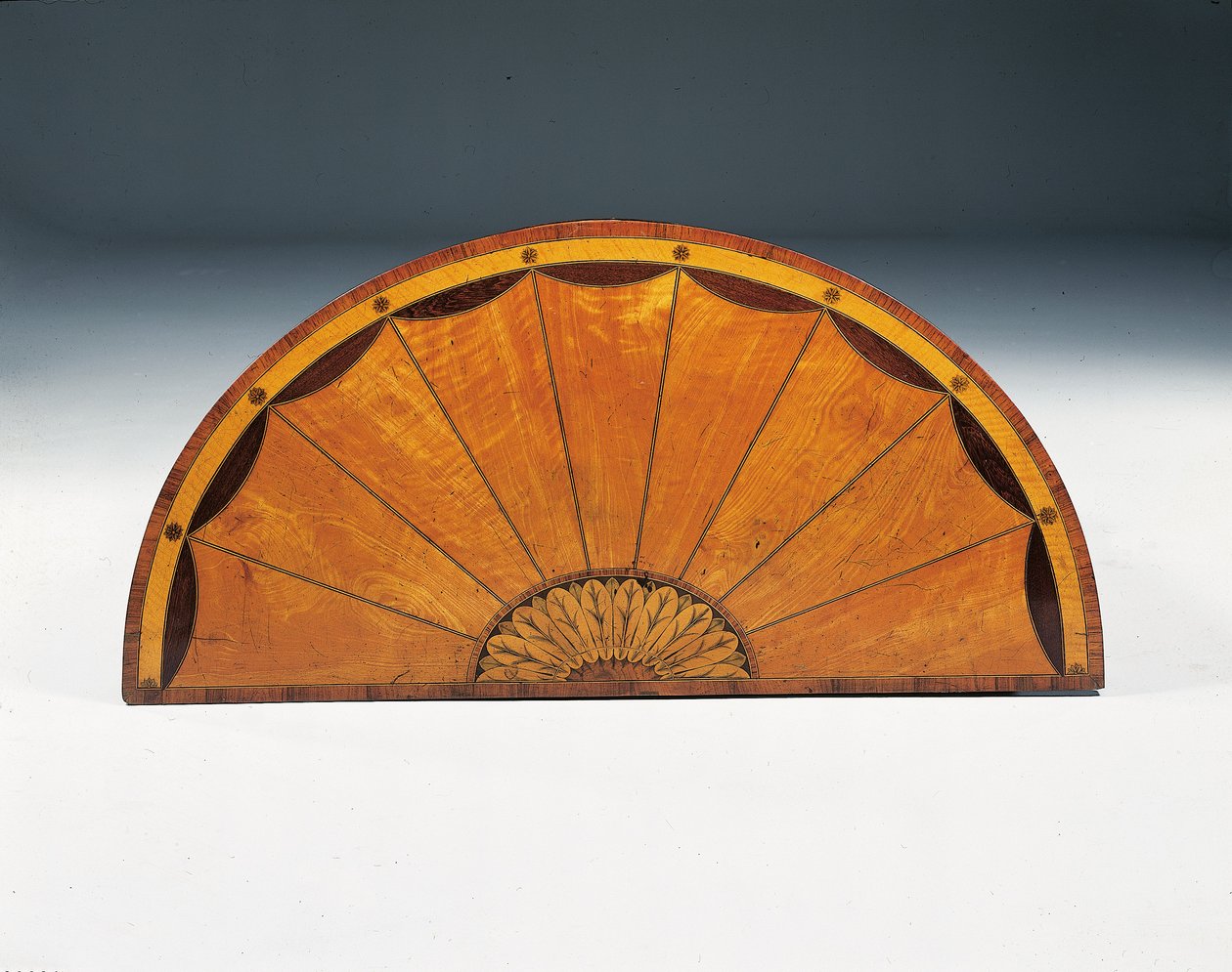 जॉर्ज III मार्कीट्री डेमी-ल्यून कमोड, c.1760-79 (साटनवुड, ऐमारैंथ और टिफ़िप) द्वारा थॉमस (attr.to) चिप्पेंडेल