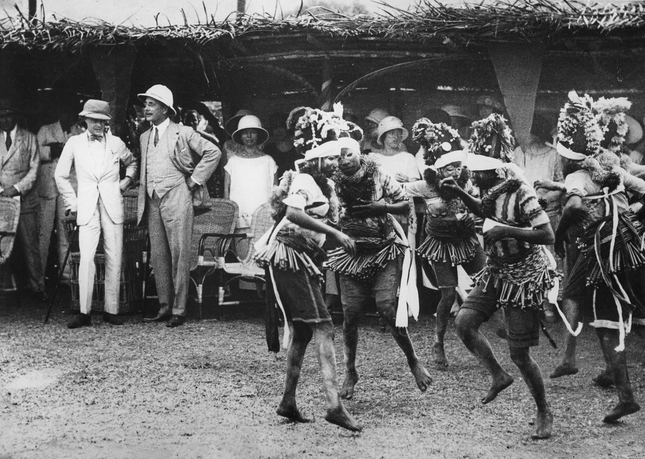 बुंडू जनजाति की लड़कियां राजकुमार, फ्रीटाउन, सिएरा लियोन, 1925 से पहले नृत्य करती हैं द्वारा थॉमस ई। और होरेस ग्रांट ग्रांट