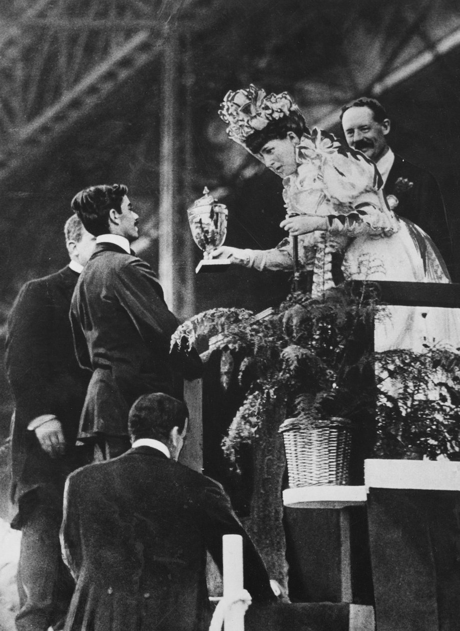 जुलाई 1908 में ओलंपिक मैराथन जीतने के अपने महान प्रयास के लिए महारानी एलेक्जेंड्रा डोरंडो को एक विशेष कप सौंपना। द्वारा थॉमस ई। और होरेस ग्रांट ग्रांट