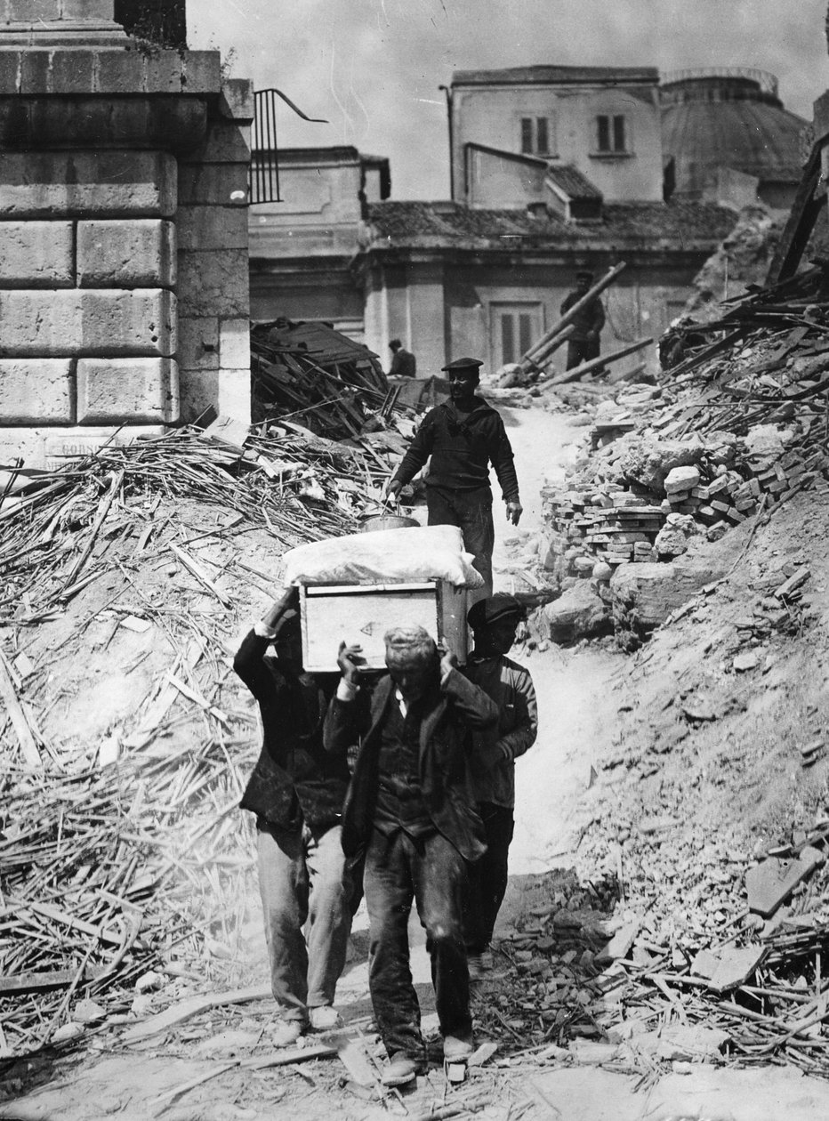 1909 के मेसिना में भूकंप के चार महीने बाद शव बरामद द्वारा थॉमस ई। और होरेस ग्रांट ग्रांट