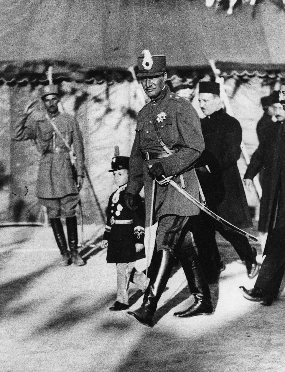 अपने बेटे क्राउन प्रिंस के साथ फारस के शाह पहलवी, अप्रैल 1926 द्वारा थॉमस ई। और होरेस ग्रांट ग्रांट