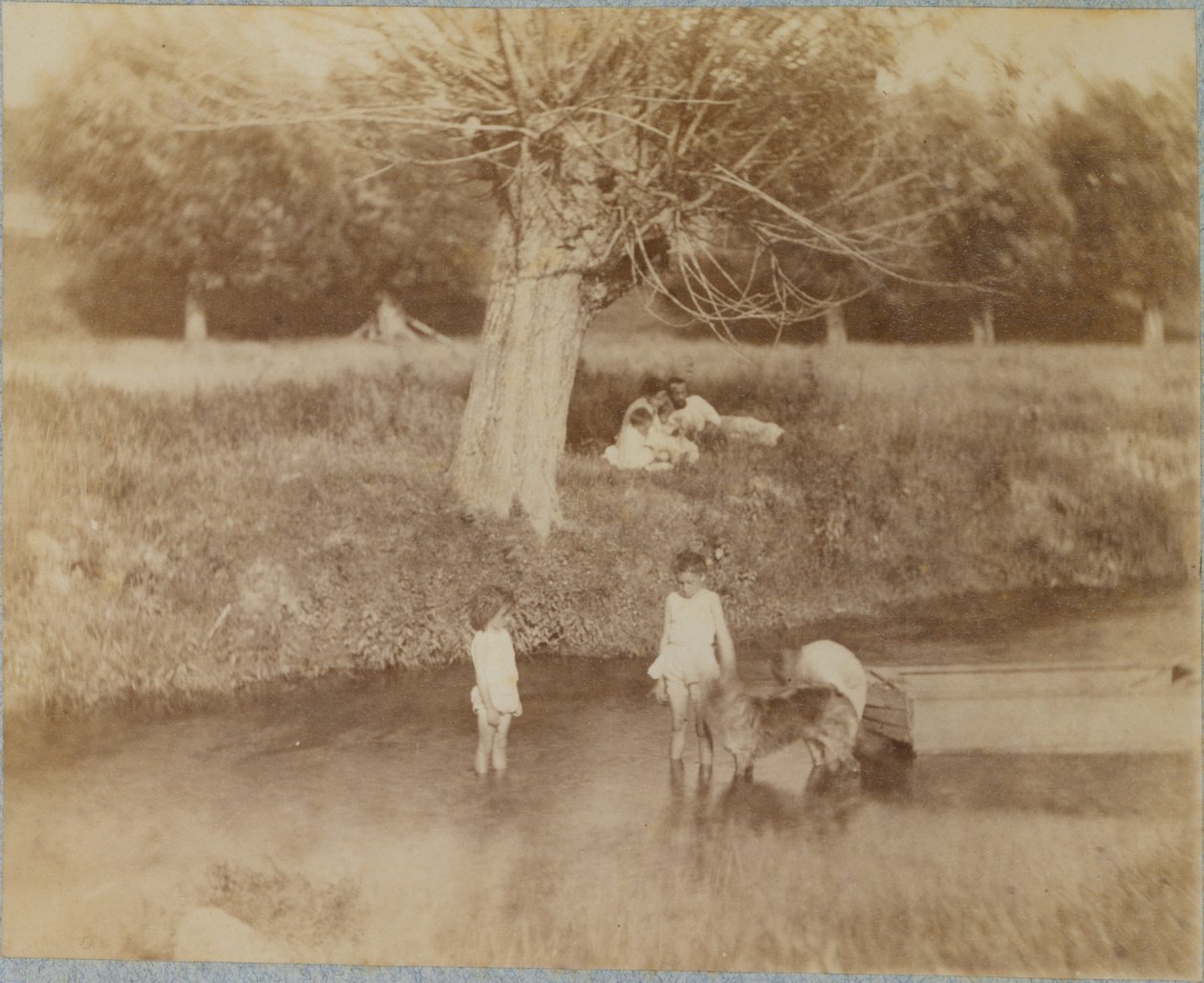 [थ्री चिल्ड्रन एंड ए डॉग प्लेइंग इन द क्रीक, 4 जुलाई, 1883], 1883, 1883। द्वारा थॉमस एकिंस