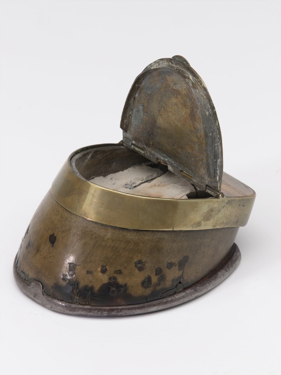 कैप्टन विलियम टायरविट ड्रेक, रॉयल हॉर्स गार्ड्स, c.1829 (इंकवेल, हॉर्स हूफ) से संबंधित हॉर्स खुर इंकवेल द्वारा थॉमस ली