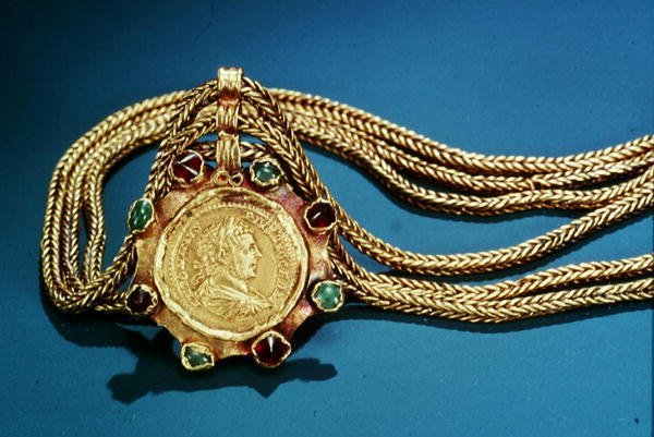 काराकालास शासनकाल का सिक्का, एक लटकन पर चढ़ा, 249 (स्वर्ण) द्वारा Thracian
