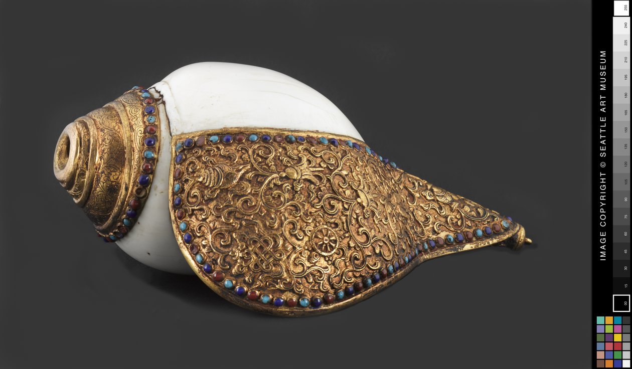 बौद्ध अनुष्ठान गोले तुरही, c.1750-1850 (शंख, सोने का ताँबा मिश्र धातु, अर्धनिर्मित पत्थर) द्वारा तिब्बती स्कूल
