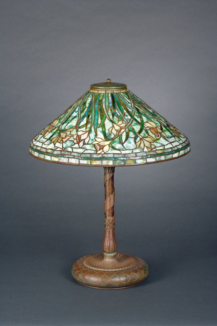 हरे रंग के डैफोडिल शेड के साथ टेबल लैंप, c.1898-1905 (कांस्य und लेड ग्लास) द्वारा टिफ़नी एंड कंपनी