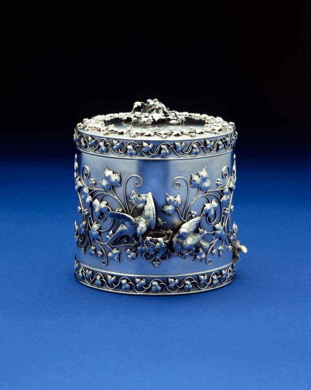 टिफ़नी एंड कंपनी द्वारा एक बेलनाकार बॉक्स, c.1870-185 (चांदी) द्वारा टिफ़नी एंड कंपनी