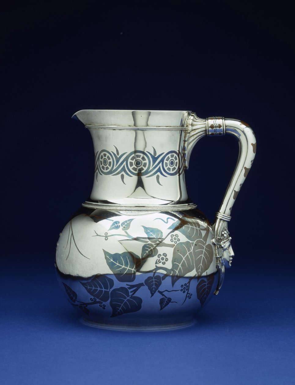 टिफ़नी एंड कंपनी, न्यूयॉर्क द्वारा मिश्रित धातु घड़ा, c.1877 द्वारा टिफ़नी एंड कंपनी