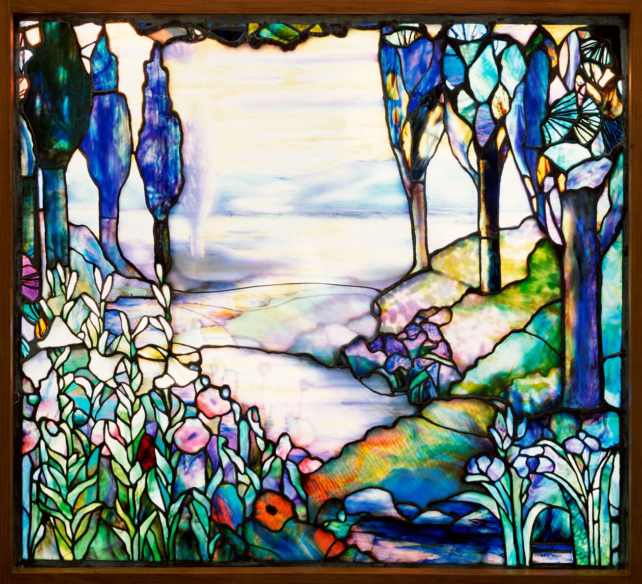 सरू, लिली, चबूतरे और irises, c.1915 (लीडेड और सना हुआ ग्लास) के साथ शाम के समय दूर की पर्वत श्रृंखला से बहती हुई नदी को दर्शाती लैंडस्केप विंडो द्वारा टिफ़नी एंड कंपनी