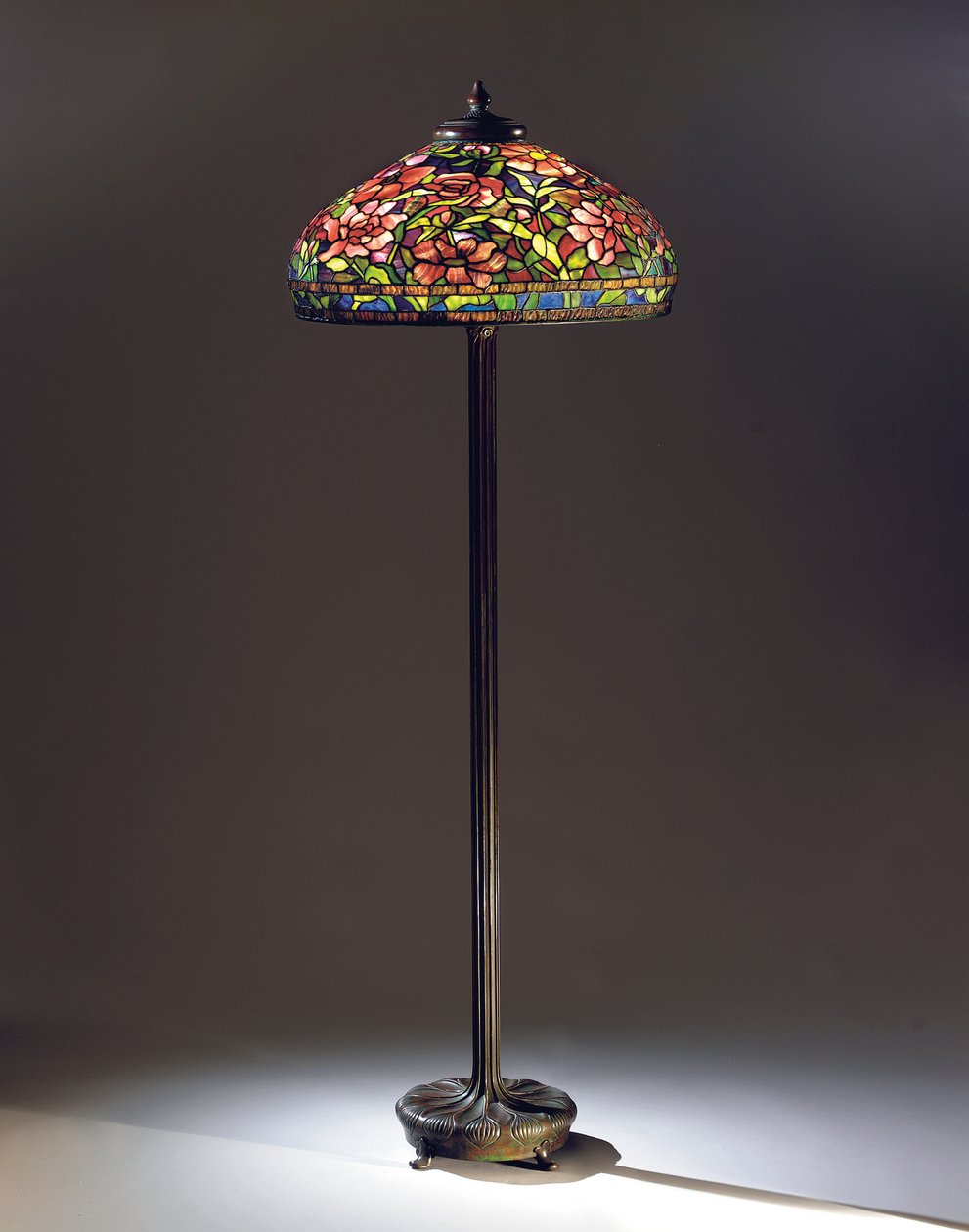 Peony मंजिल दीपक, c.1910 (सीसा और कांस्य) (2632436 भी देखें) द्वारा टिफ़नी एंड कंपनी