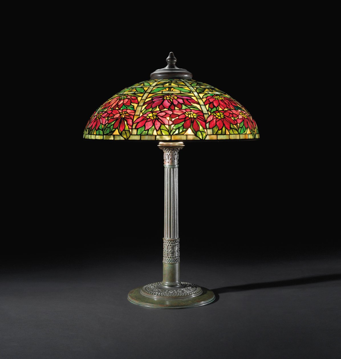 Poinsettia टेबल लैंप, c.1910 (लीडेड ग्लास और कांस्य) द्वारा टिफ़नी एंड कंपनी