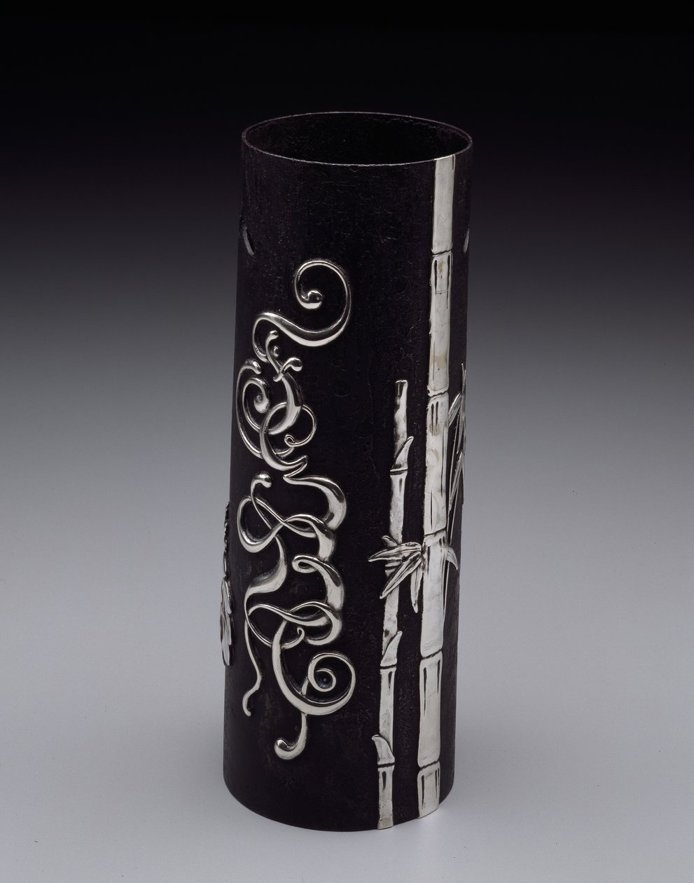 फूलदान, c.1877-85 (लोहे और चांदी) द्वारा टिफ़नी एंड कंपनी