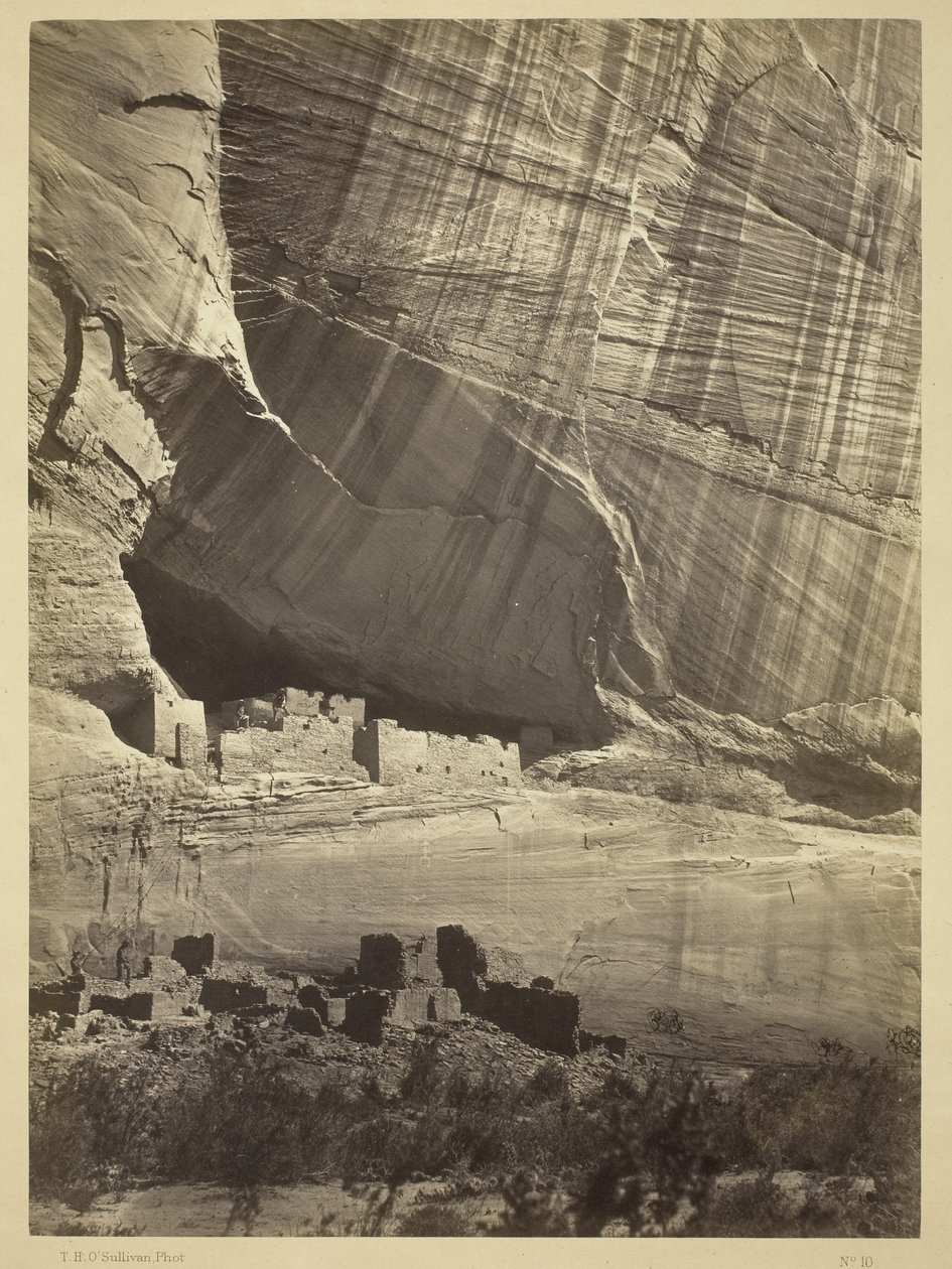 कैनियन डे चेल्ली, एनएम में प्राचीन खंडहर, वर्तमान कैन्यन बिस्तर, 1873 से 50 फीट ऊपर द्वारा टिमोथी OSullivan