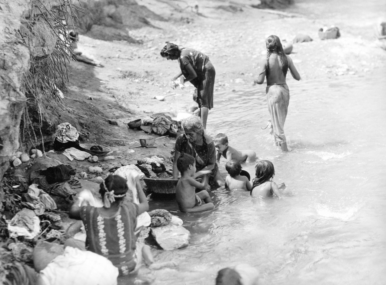 1929 में मेक्सिको के तेहुंतेपेक के पास नदी में धुलाई द्वारा टीना मोडोटी