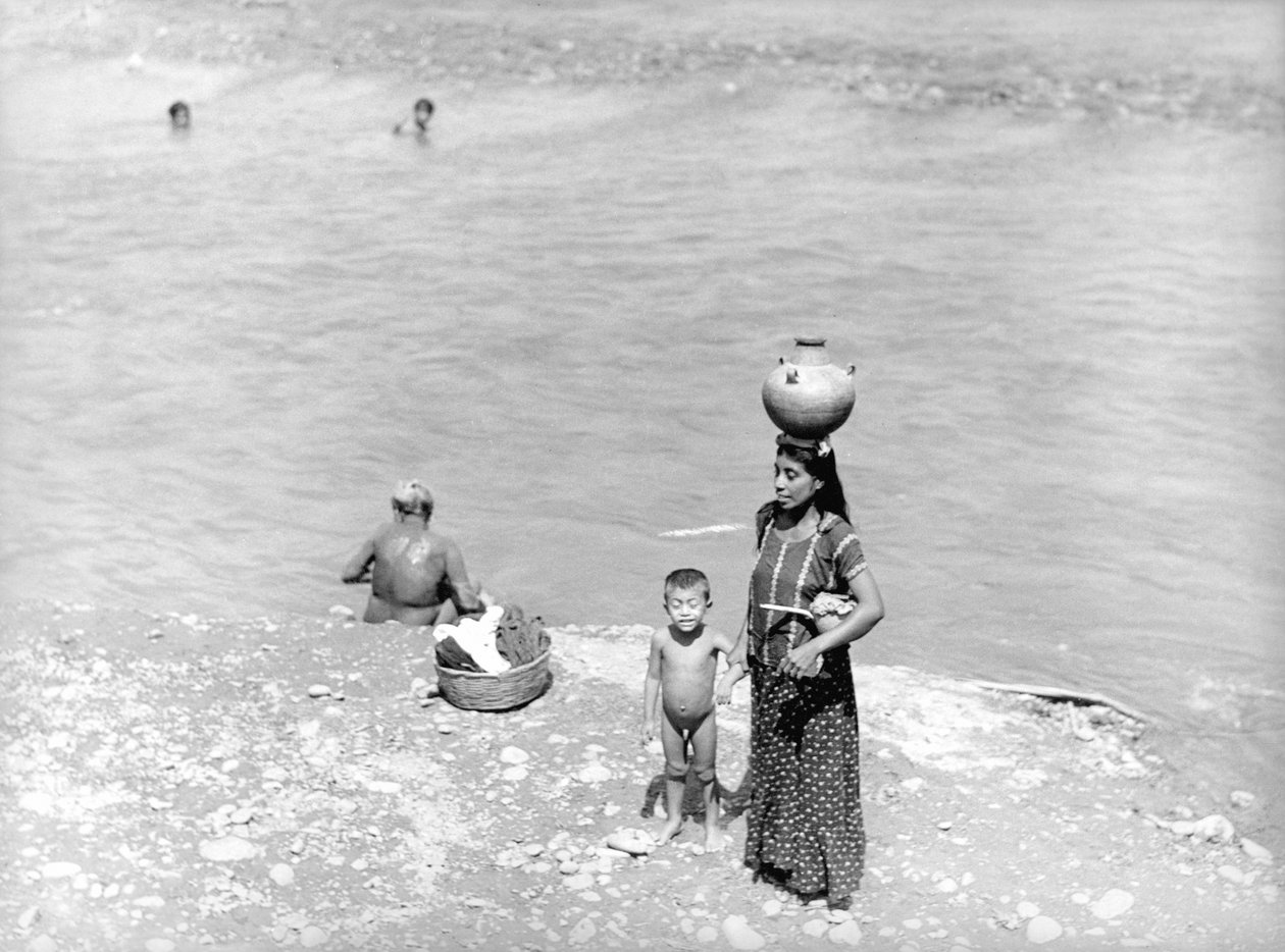1929 में मेक्सिको के तेहुंतेपेक के पास नदी में धुलाई द्वारा टीना मोडोटी